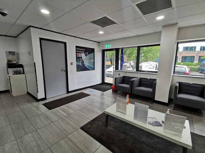 innout-autocentres-bracknell-photo-5