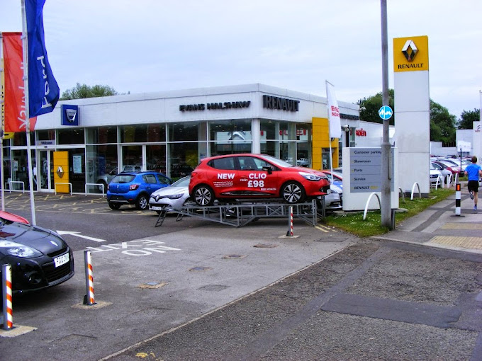 evans-halshaw-renault---dacia-sheffield-photo-5