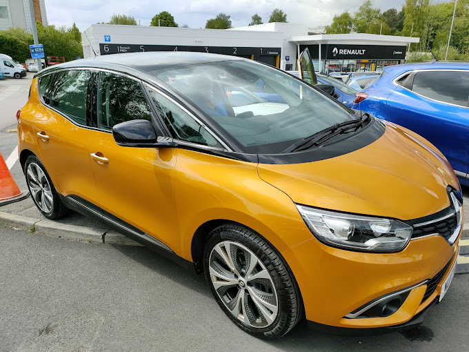 lookers-renault-stockport-photo-6