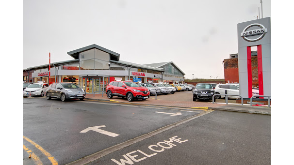 lookers-nissan-leeds-photo-2